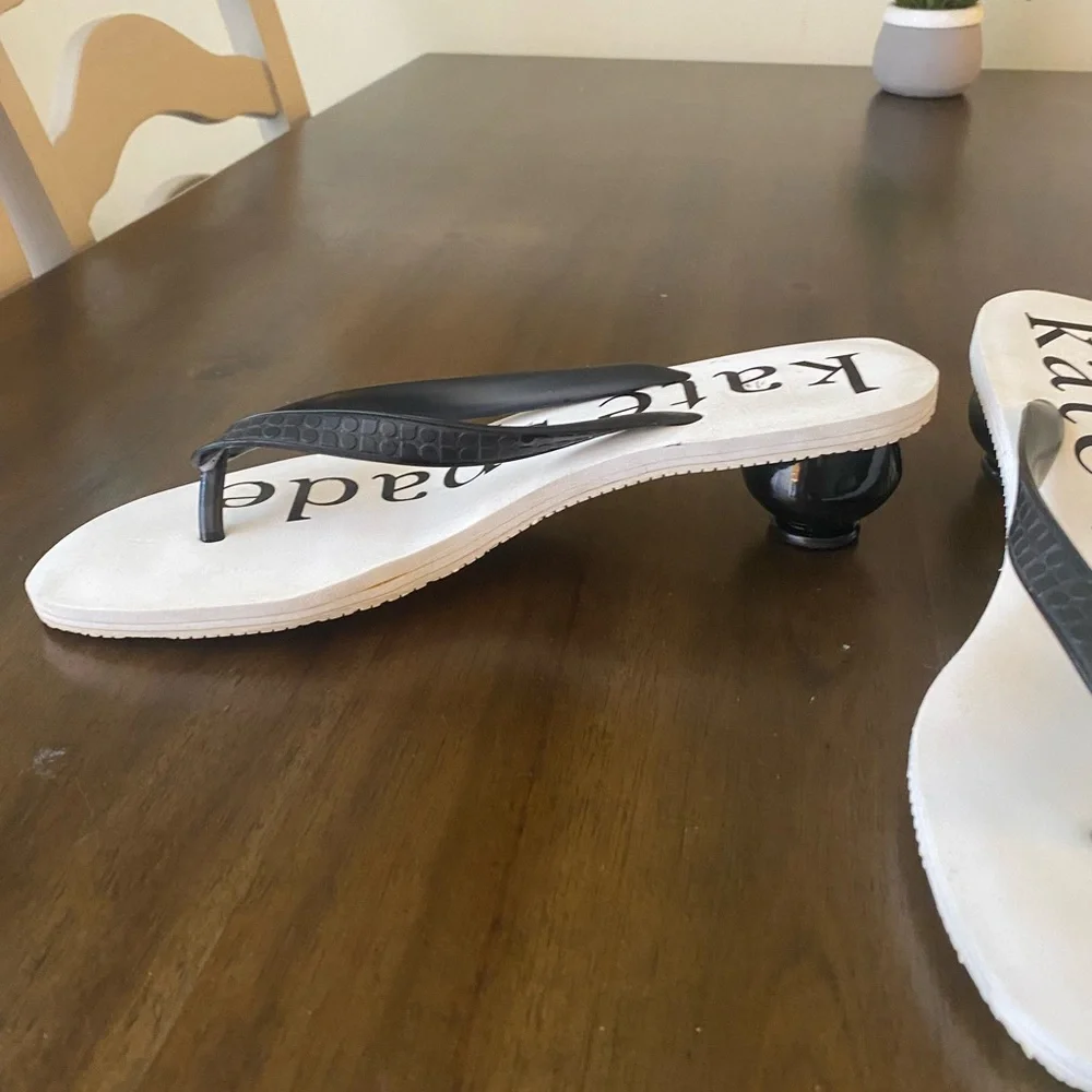 Kate Spade New York Black & White Sandals Sculpted  Round KittenHeel Y2k Size 10